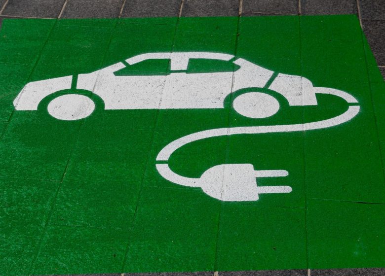 BORNE DE RECHARGE POUR VÉHICULES ÉLECTRIQUES