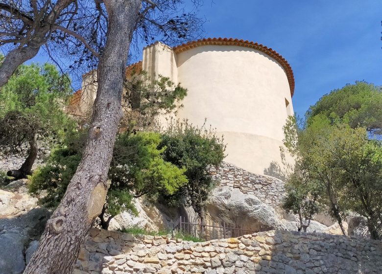 KAPELLE NOTRE DAME DES AUZILS UND MARINEFRIEDHOF