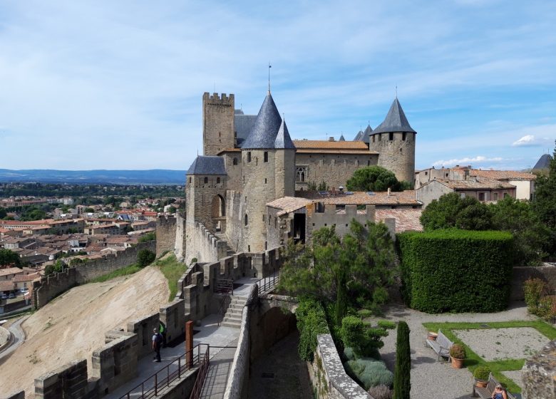 SCHLOSS UND WÄLDER DER STADT CARCASSONNE